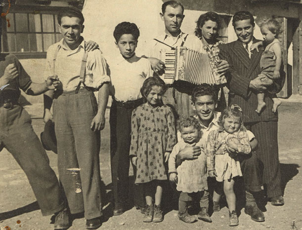 Familie Nitsch in der Franklinstraße 40, 1951/52 V. l. n. r. hinten: unbekannt, Murli, Chumbi, Onkel Guca, Tante Moni, Fritz Vorne: Gitzi, Resi, Wezo, Sonja