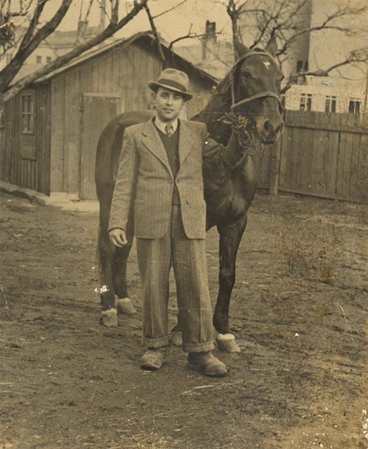 Johann »Goka« Nitsch mit Pferd im Hof der Franklinstraße 40, um 1952
