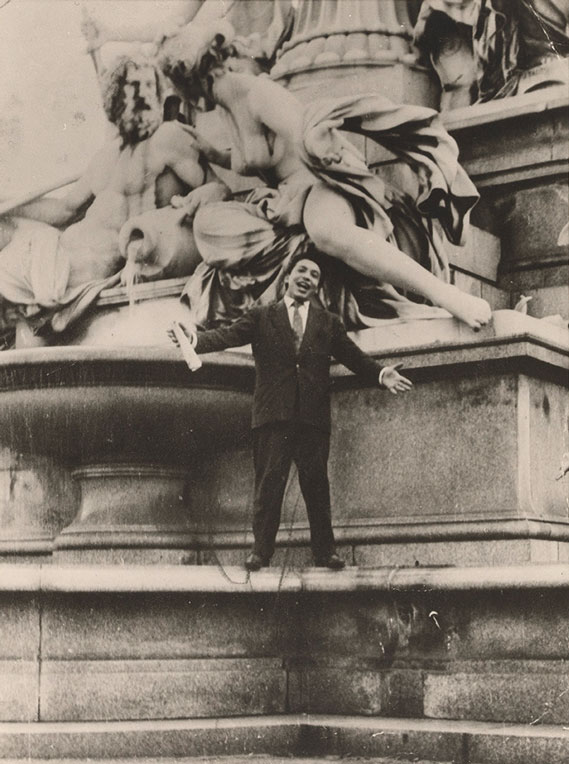 Johann »Mongo« Stojka beim Pallas-Athene-Brunnen vor dem Parlament, 1951