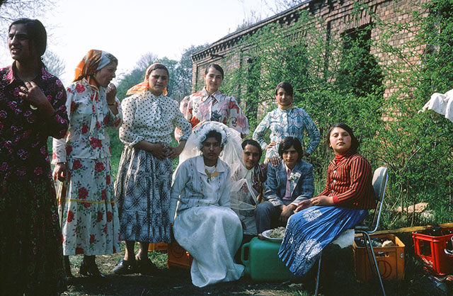 Brautpaar mit Hochzeitsgästen auf den »Draschegründen« in Wien Inzersdorf, 13./14. April 1974