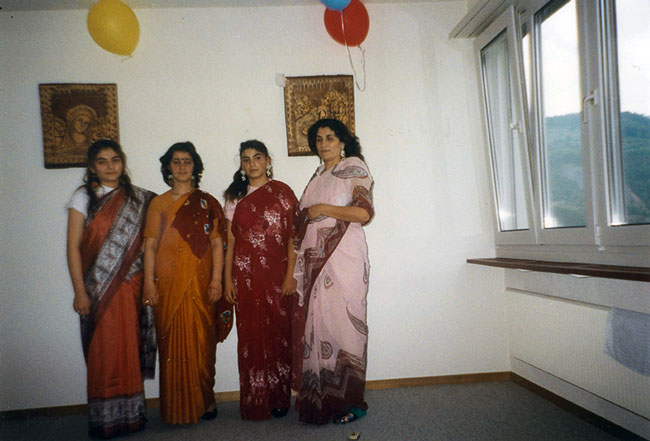 Meine Mutter, ich und noch ein Mädchen einer befreundeten Roma-Familie, die auch Asylwerber waren. Den Sari erhielten wir von einer indischen Familie. Oberbuchsitten, Schweiz, September 1991