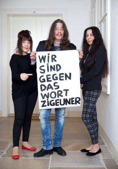 »Wir sind gegen das Wort Zigeuner«, Harri Stojka mit seinen beiden Schwestern Doris und Sissi, 2014