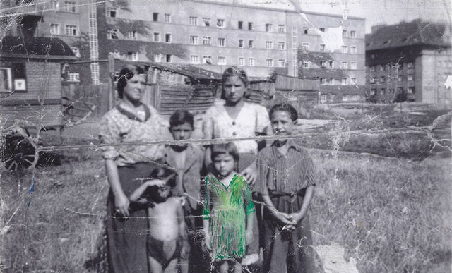 Ceija Stojka mit ihrer Mutter Sidi, ihren drei Brüdern Ossi, Karl und Johann »Mongo« sowie ihrer Schwester Mitzi auf dem Standplatz der Familie beim Kongreßbad, Ende der 1930er-Jahre